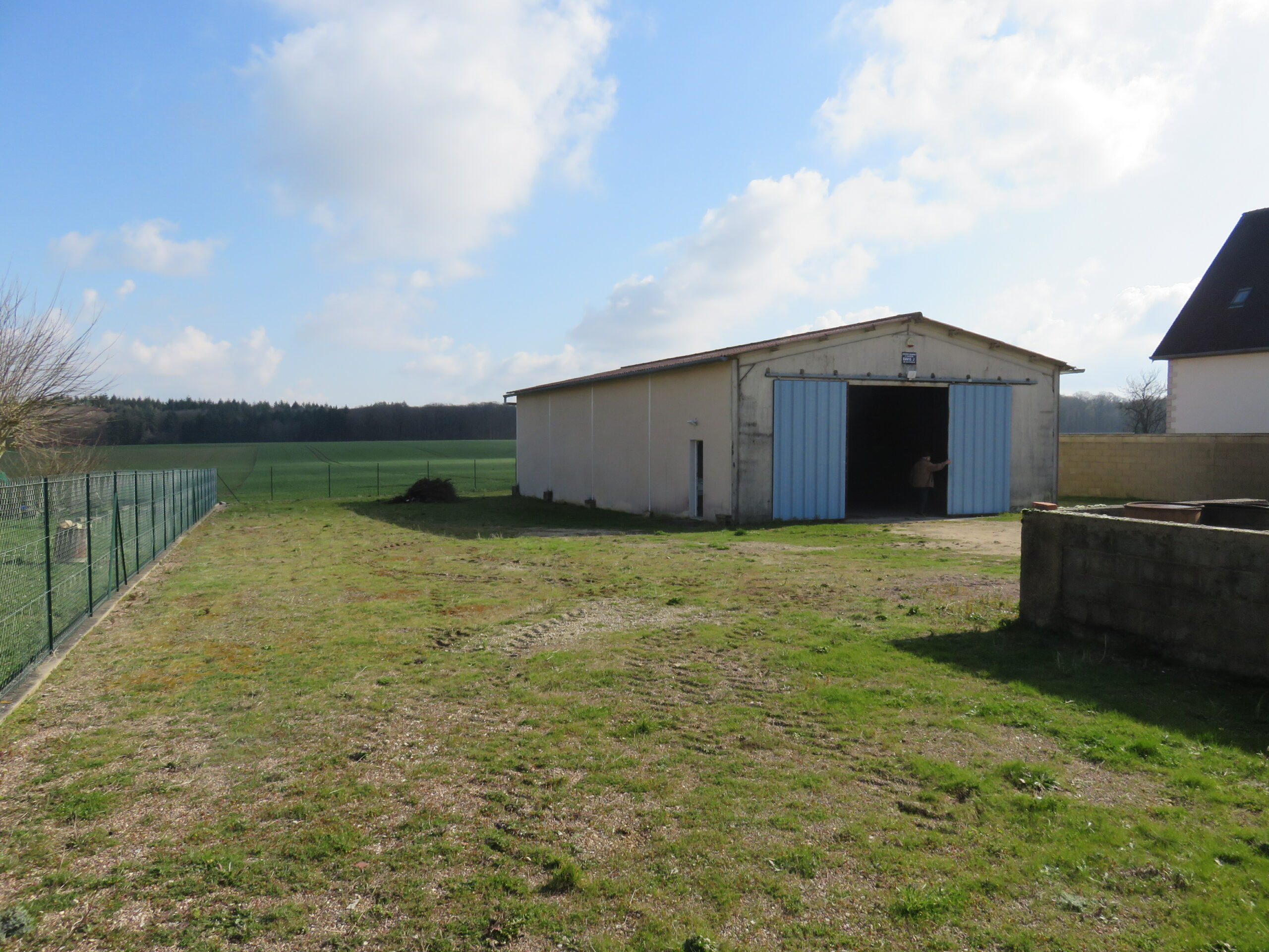 Local — 200 m² — Villebougis