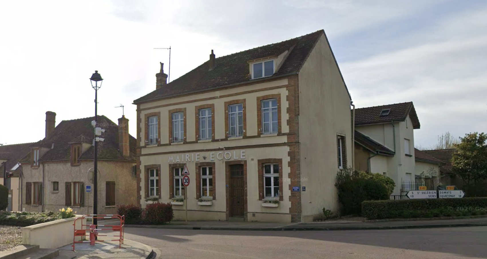 Bâtiment — 270 m² — Montacher-Villegardin